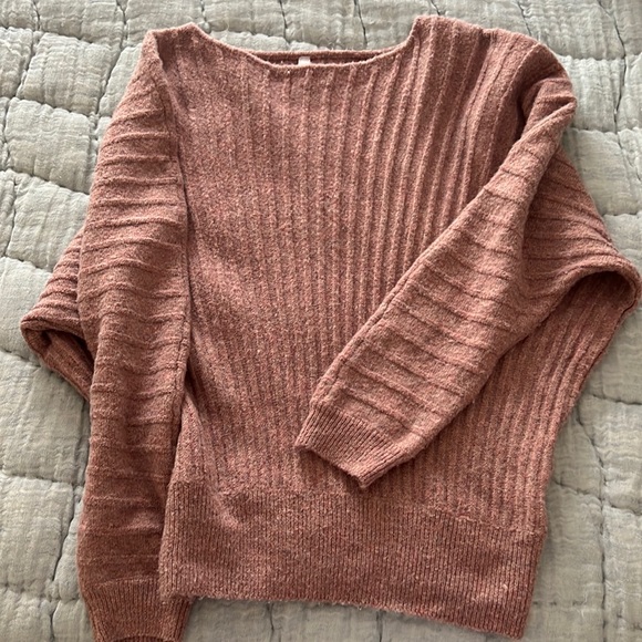 Rose colored sweater with banded waist - Picture 1 of 7